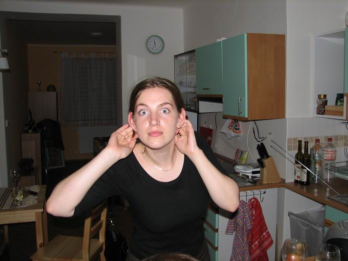 zuzu pozorně naslouchá