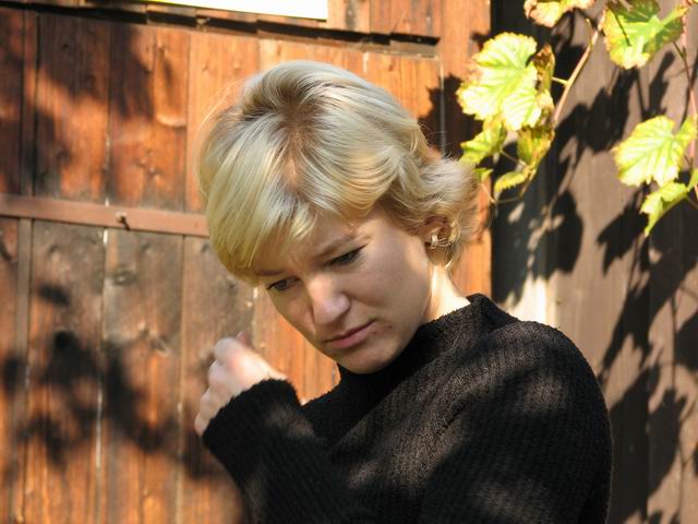 Zamyšlená po návštěvě toalety