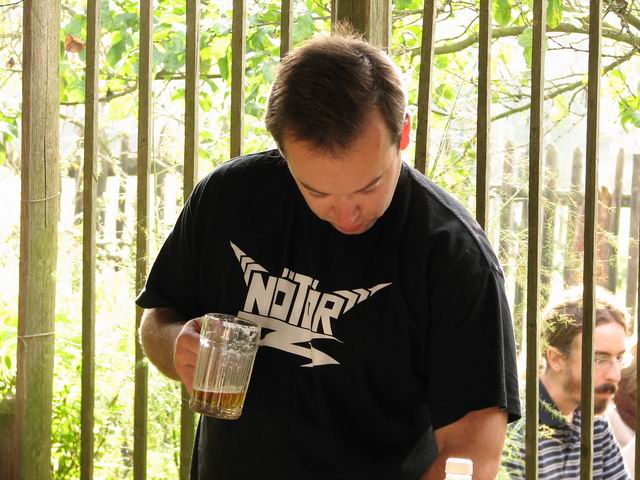 Notor Daniel se posilňuje chvíli před odjezdem