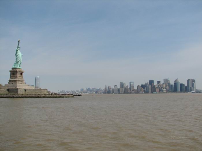 socha svobody s manhattanem v pozadí