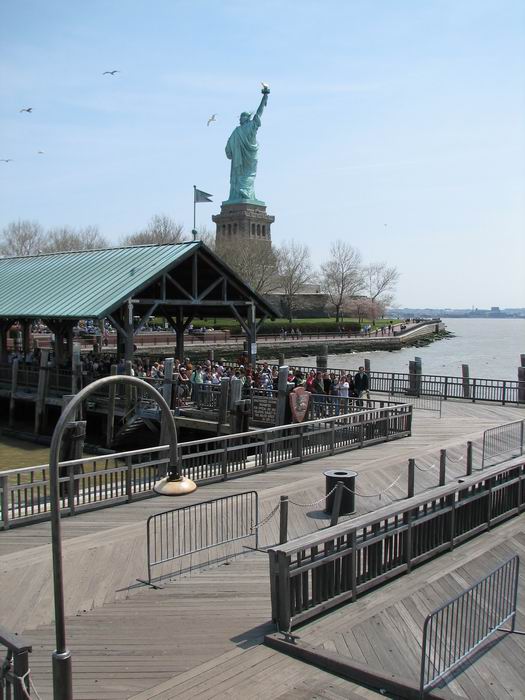 a zas jedna fronta - tentokrát na loď - liberty island