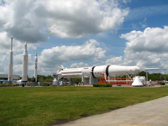 kennedy space center- rocket garden - naležato stroj strojů Saturn V