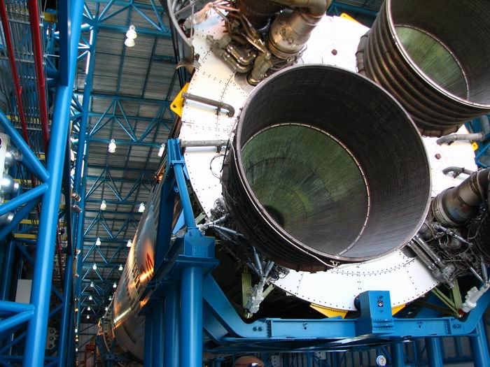 Saturn V zezadu/zezdola