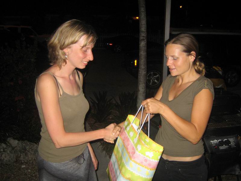 ...a dostává dárky