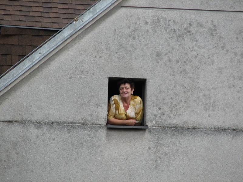 Vítá nás bába v okýnku