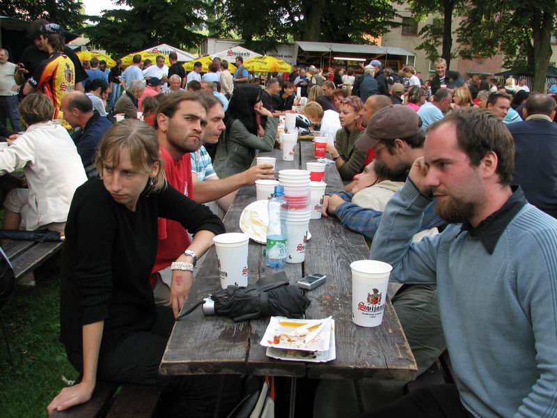 Zábava trochu vázne, piva je ale naštěstí dost