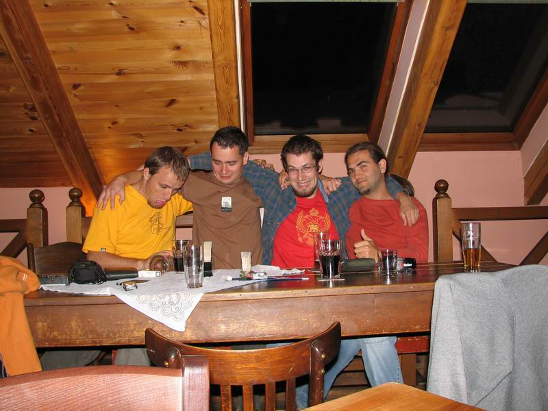 Rupek leje pivo novopečenému otci přímo do klína