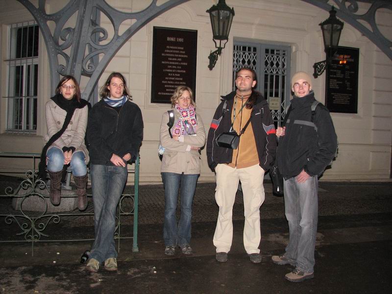 Doprovod už by asi rád vyrazil z kopce dolu