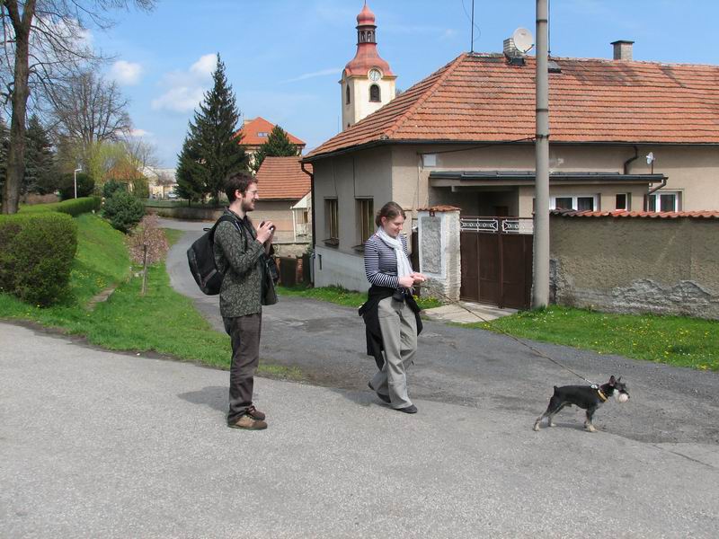 Kubánec vede zuzičku na vodítku
