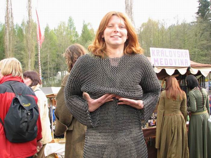 Petra naznačuje, kde asi tak má prsa