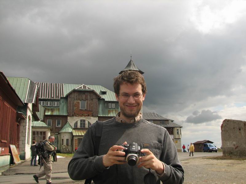 Pejsek s mikulášskou čepicí