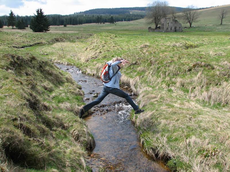 Ivoš plachtí přes potok