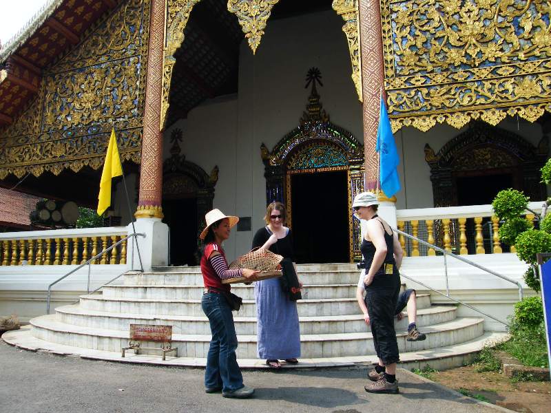 thajka se snaží přesvědčit holky, aby si koupily ptáčka a pustili ho pro štěstí, oni ho pak s trochou štěstí zase chytnou a prodají dalším důvěřivcům