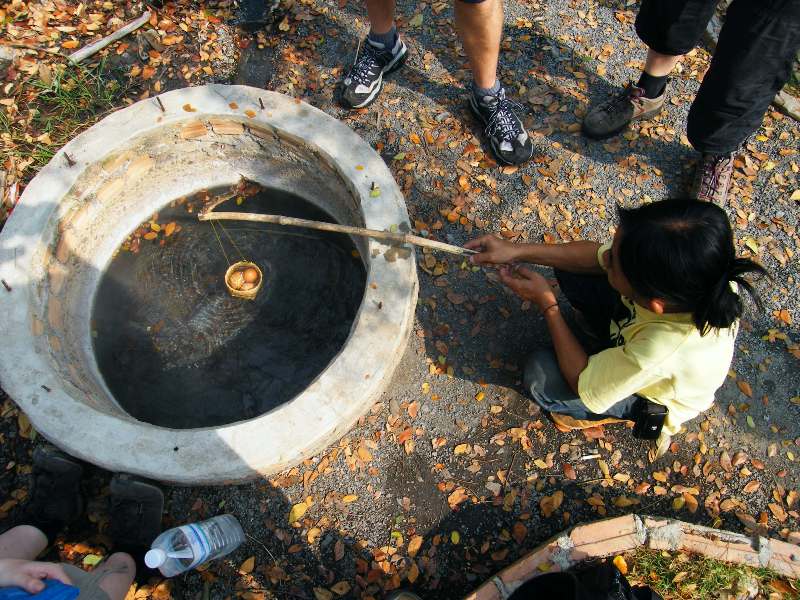 výlet do divočiny začíná trochu bizardní přípravou vajíček v horkých pramenech