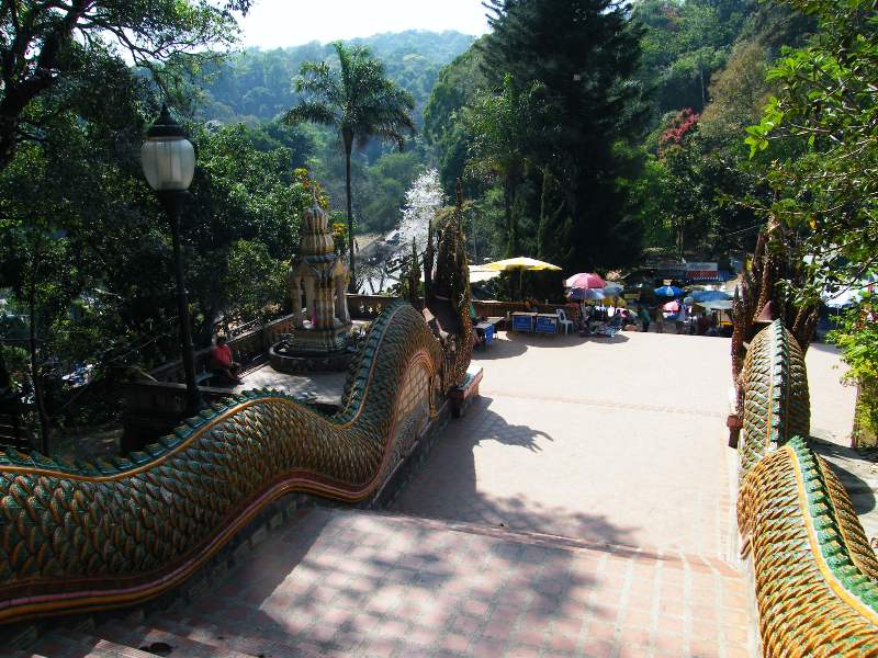 draží schody na chrámové hoře nad chiang mai