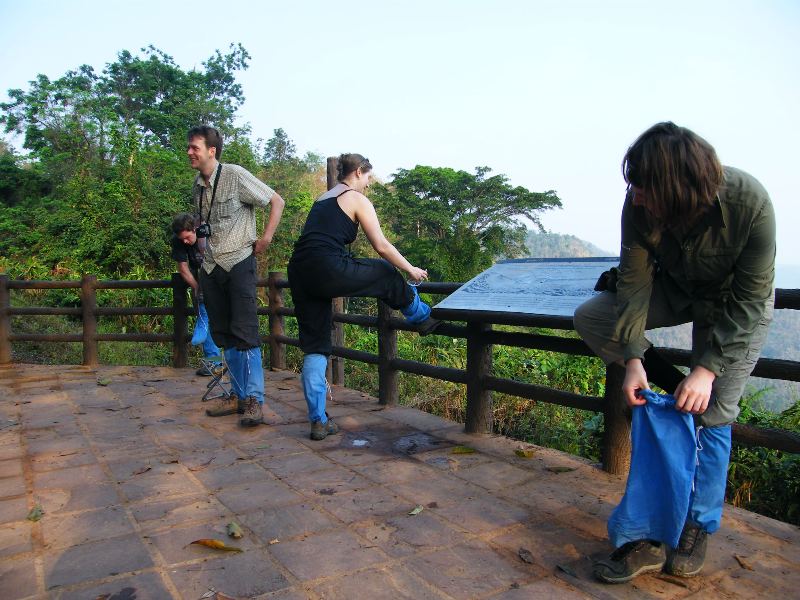 treking v největším thajském národním parku khao yai začal nasazováním nohavic proti pijavicím