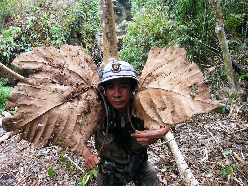 náš průvodce byl veselý chlapík, tady předstírá, že je slon