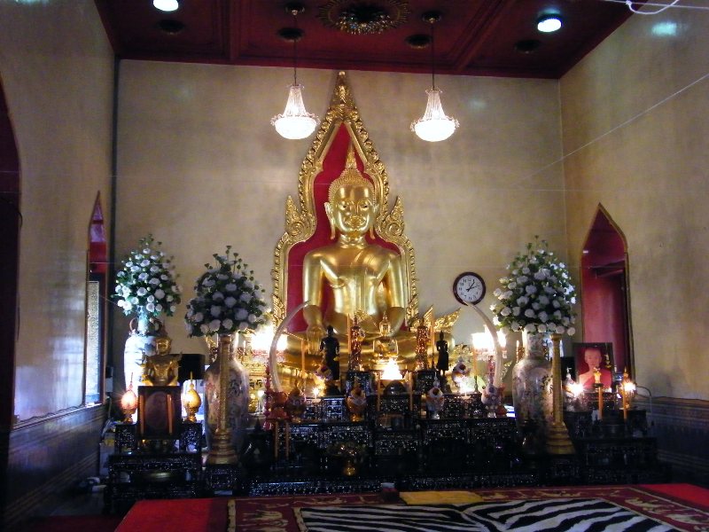 buddha celý ze zlata, původně byl obalen sádrou, ale když ho v 50. letech někam stěhovali, tak jim spadnul z jeřábu, sádra se odlomila a zjistilo se, že je z několika tun zlata a byl obalen sádrou, aby ho nešlohli barmánci při jednom ze svých vpádů do tha