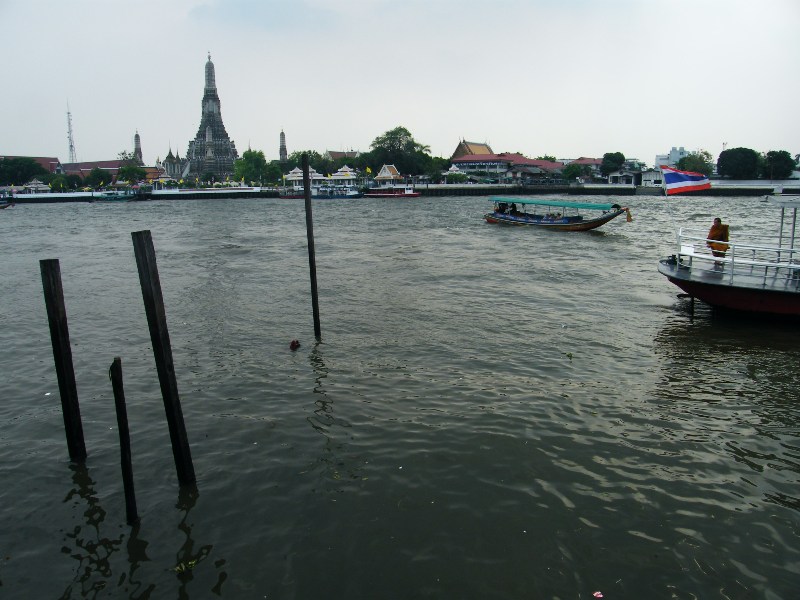 wat Arun na druhém břehu řeky Chao Phraya v Bangkoku