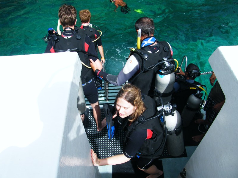 evžen a gábina se nespokojili se šnorchlováním a nasadily bomby