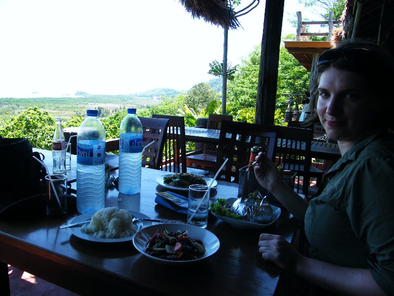 oběd na jihu ostrova s krásným výhledem na moře