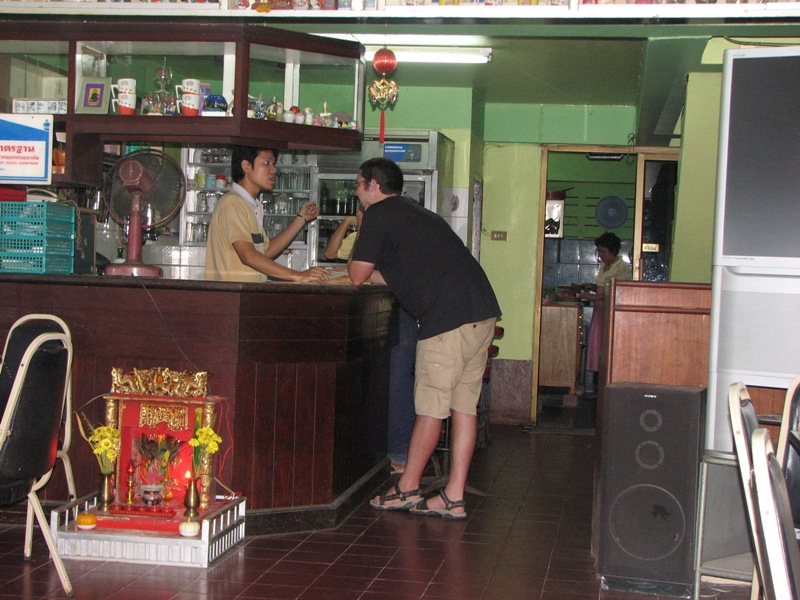 v hospodě se snažím zjistit, kde mají záchod, trvalo to asi 5 minut, ale bylo to korunováno úspěchem