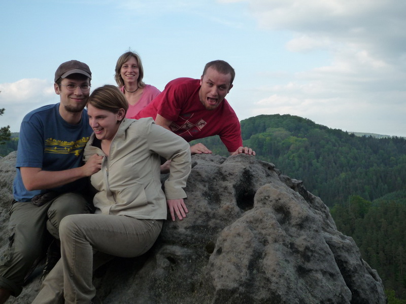 Na skále - buřt něžně přidržuje zuzičku za ňadro