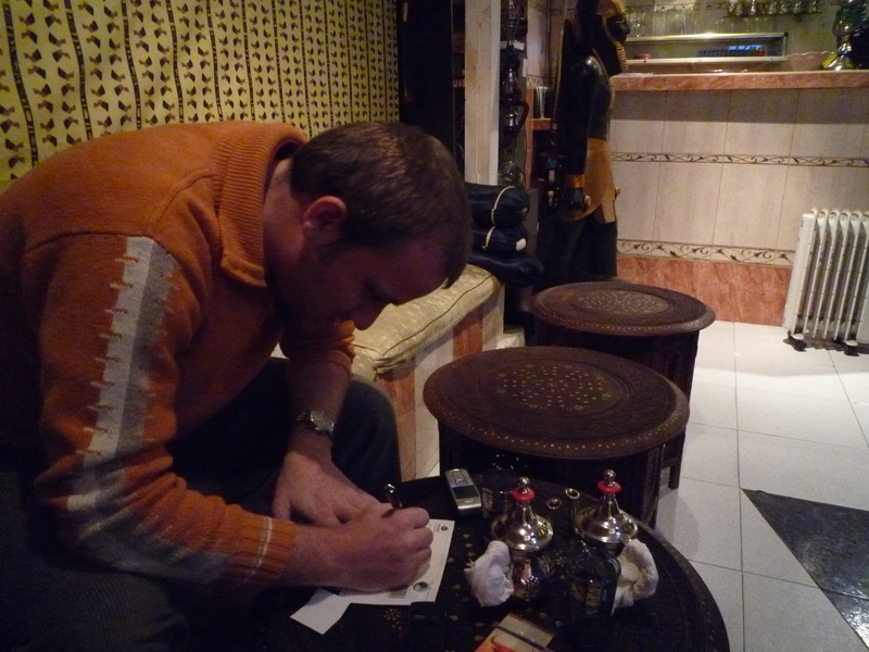 V čajovně při psaní pohledů