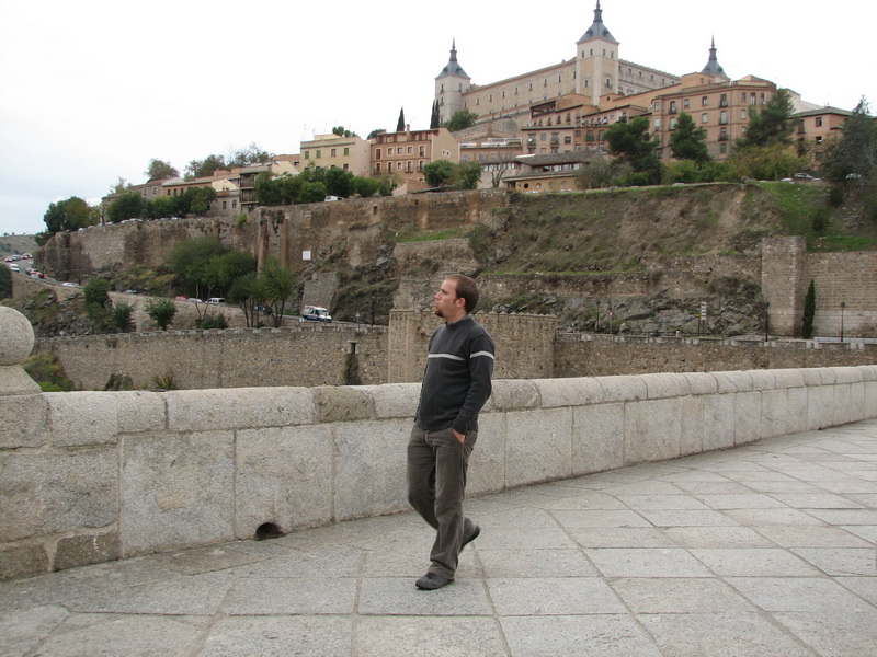 Rupek ve vycházkovém tempu přechází most přes Tajo