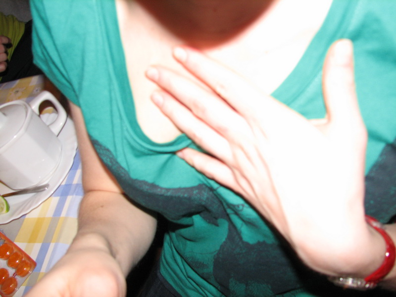 Svůj dekolt si ovšem hájí silou mimořádnou...i za cenu...