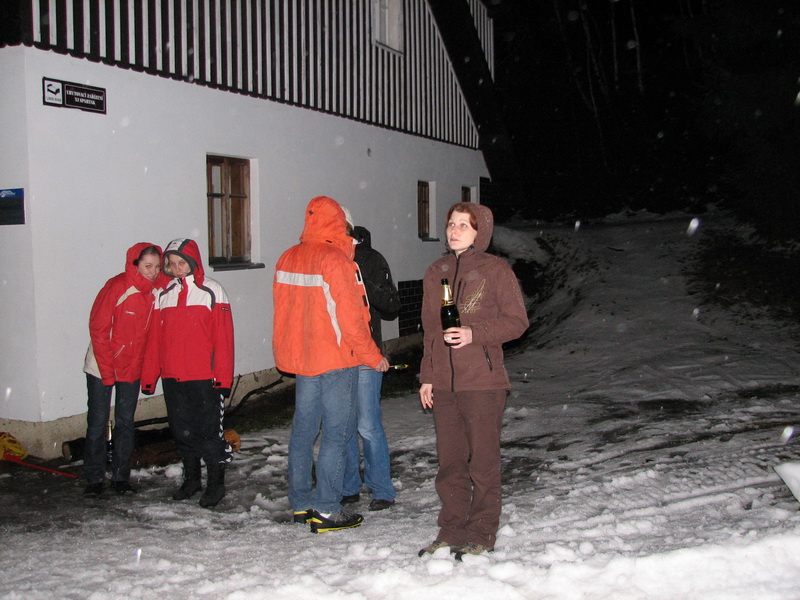 Po půlnoci před chatou - šipka s jíťou zachyceni při netradiční francouzském polibku v provedení chatař v bundě