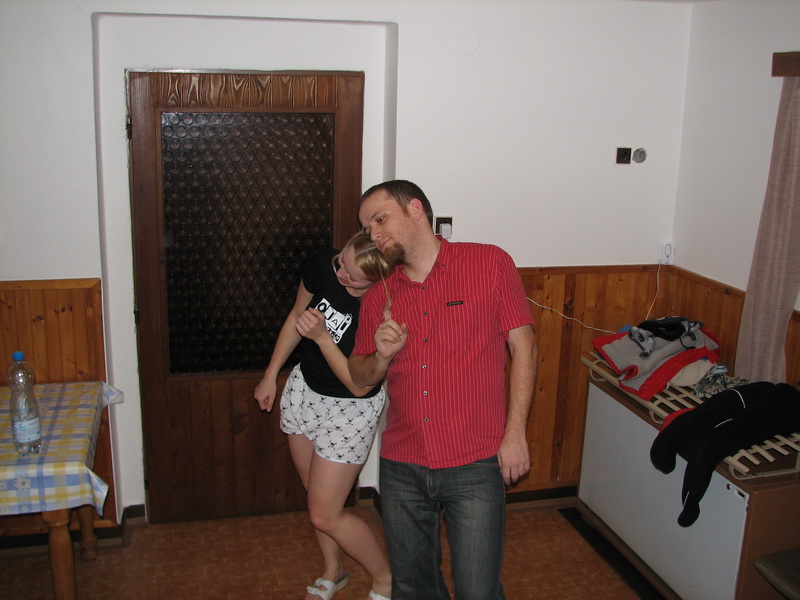 ...a omotává si béru kolem ukazováčku