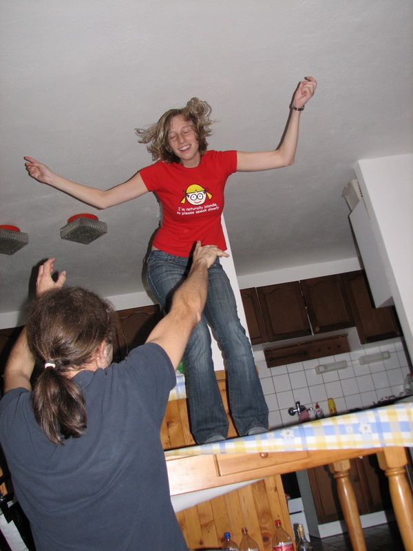 Ivoš v alkoholickém rauši strhává pozornost na svoji stranu