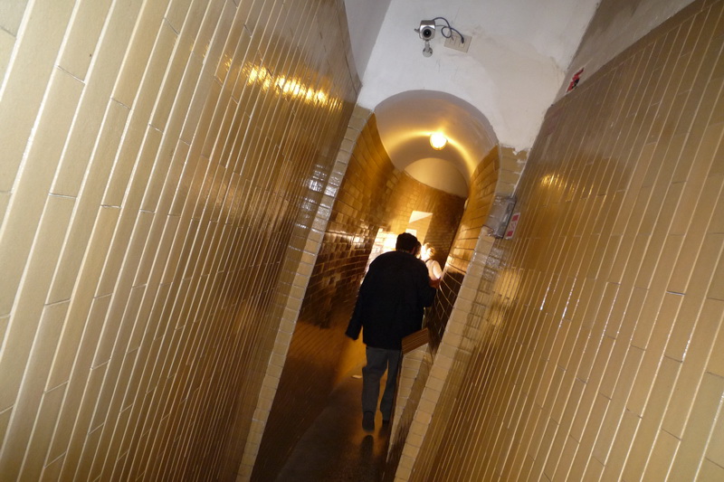 šikmá chodba ve střeše baziliky