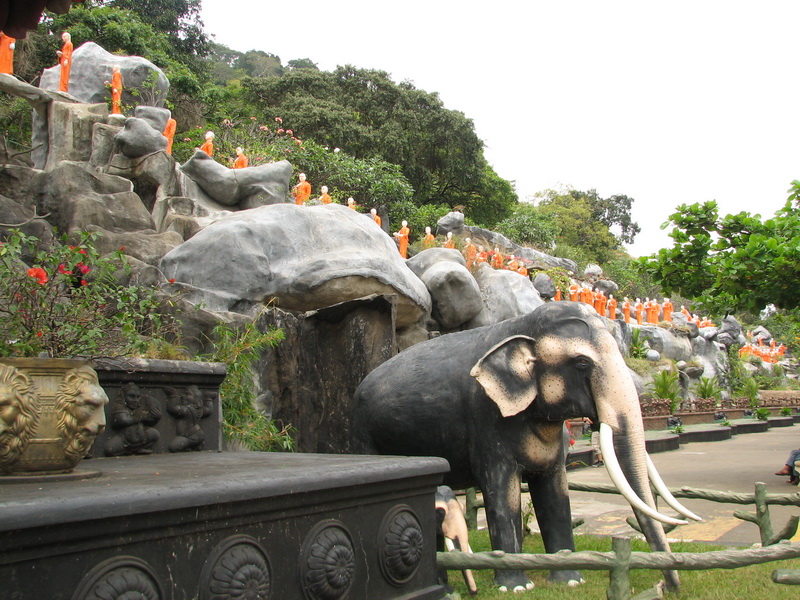 Dambulla - pár mnichů ve frontě