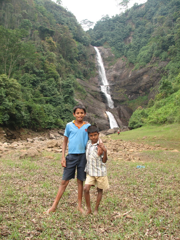 Maskeliya - s kámošema na cestě k vodopádu