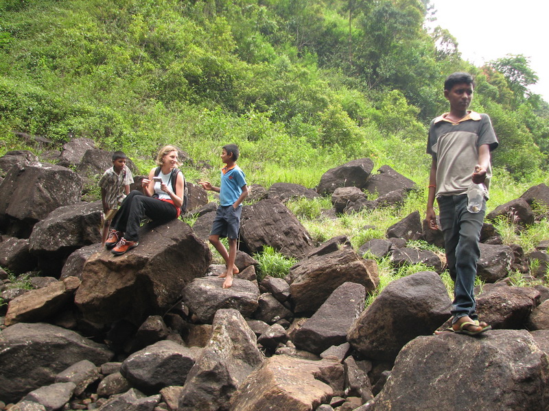 Maskeliya - ivoš v družném hovoru s přáteli