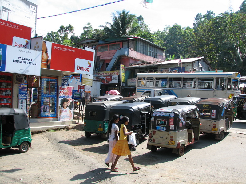 Deniyaya - parkoviště tuktuků