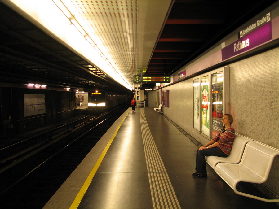 Ivoš způsobně vyčkává na příjezd soupravy