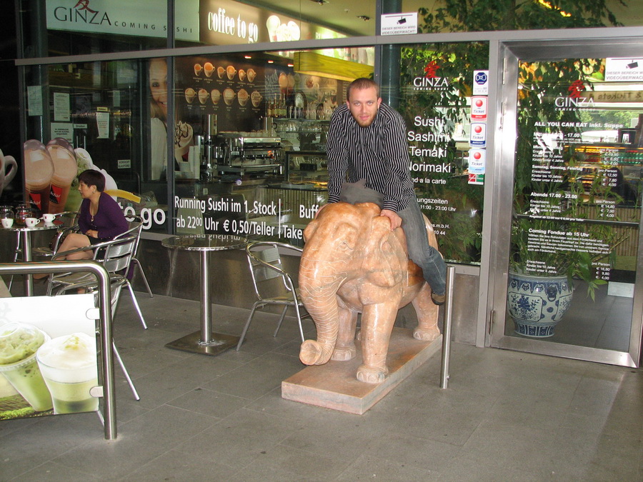 po přežrání osedlal rupek slona