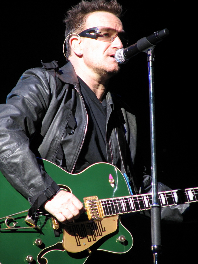 paul se svojí zelenou kytárou