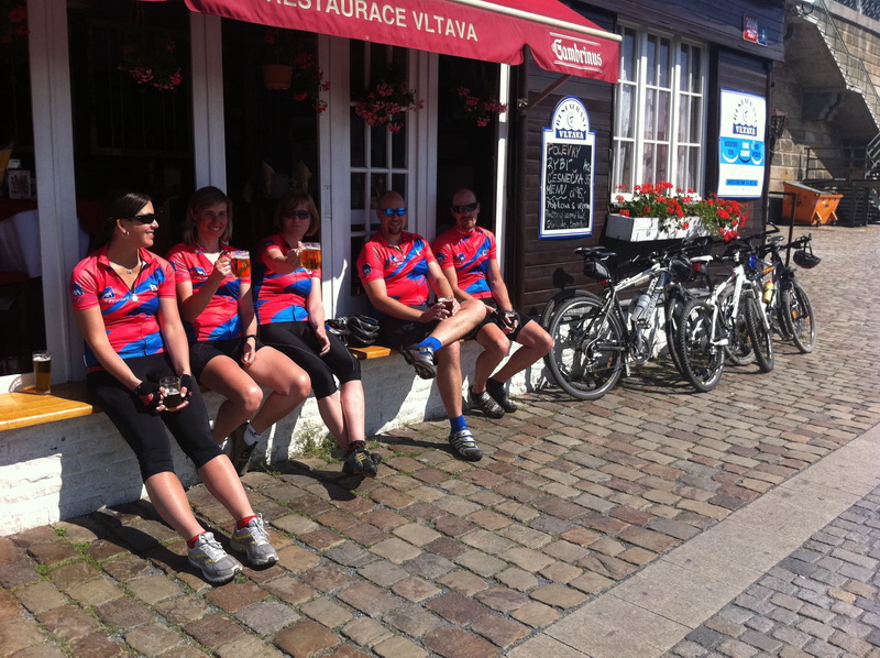 AXA team na náplavce