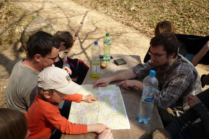 Jóna študíruje mapu