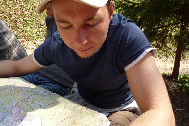 Šipka študíruje mapu