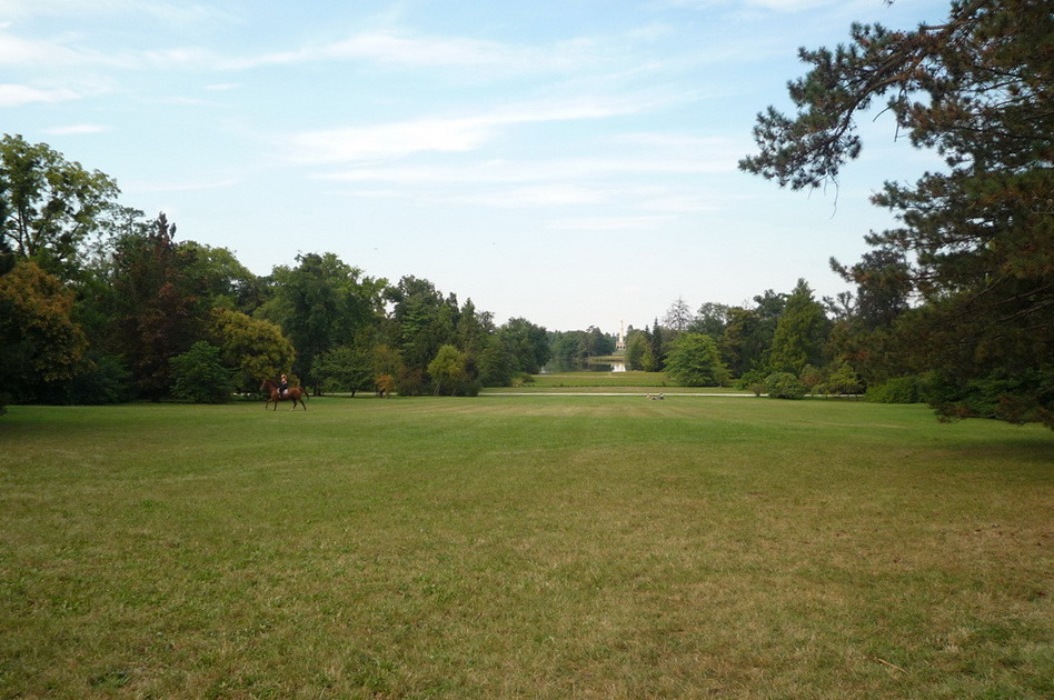 Lednickej park, v pozadí minaret