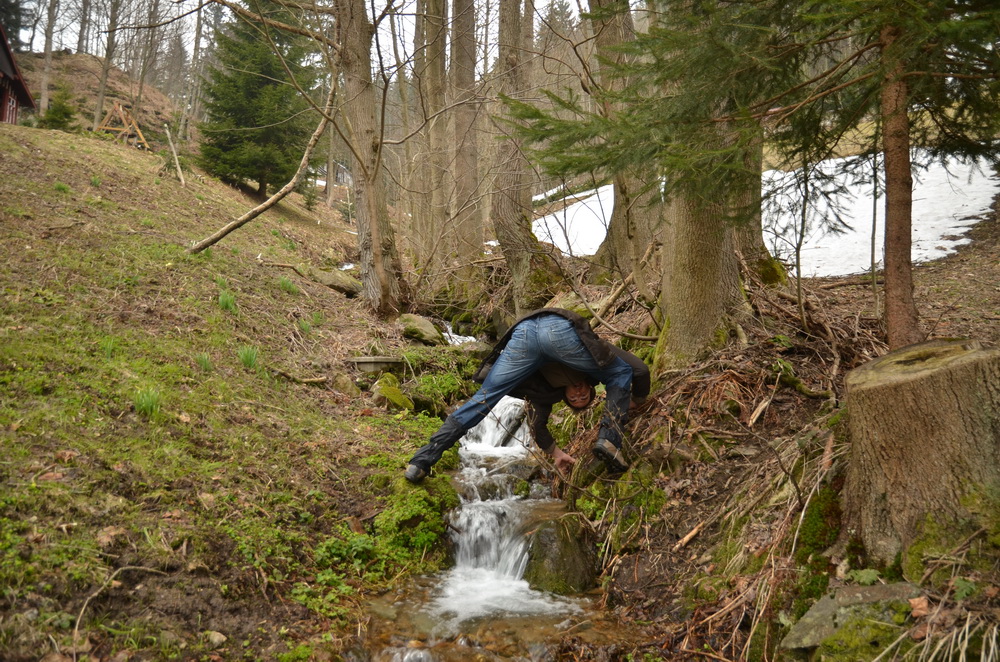 mokl s hlavou místo koulí