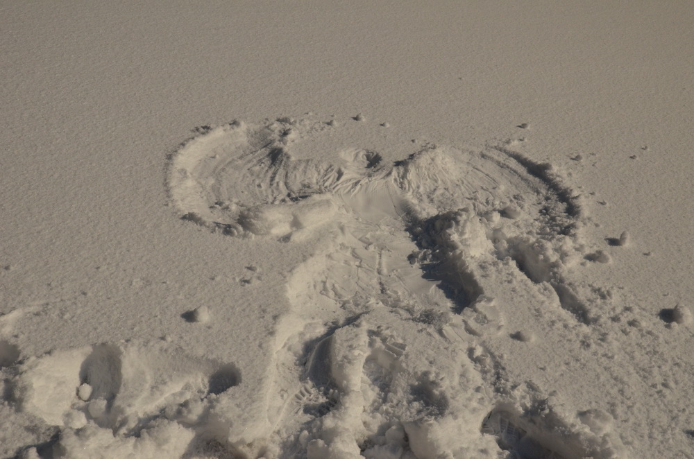 ve sněhu se náhle zjevil anděl