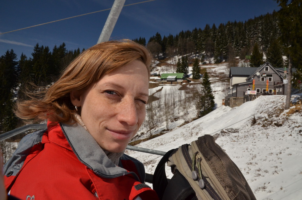 ivoš projíždí okolo skácelky