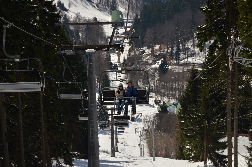 pejsek a kočka na lanovce