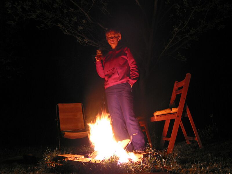 Holčička s pivcem u ohně